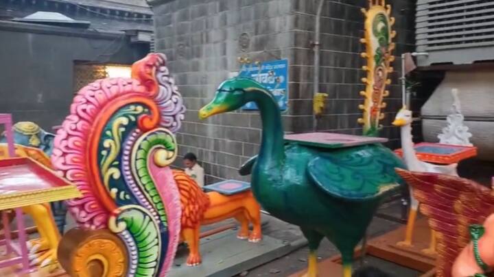 तुळजापुरातील पोतदार कुटुंबीय हे काम करतं. दोन पिढ्यांपासून त्यांच्याकडून ही सेवा केली जात आहे.