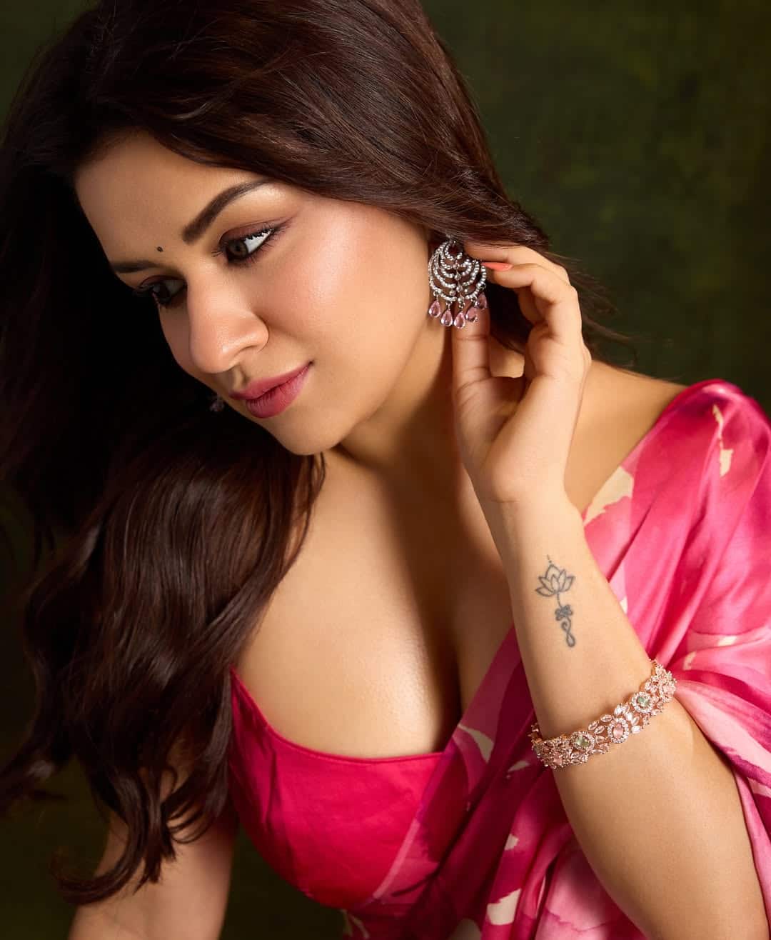 Talking about jewelery, Avneet is wearing stonework earrings and a beautiful pink brasslet with saree. Minimal jewelery, light makeup on face, nude lipshade and natural glow are highlighting their personality.