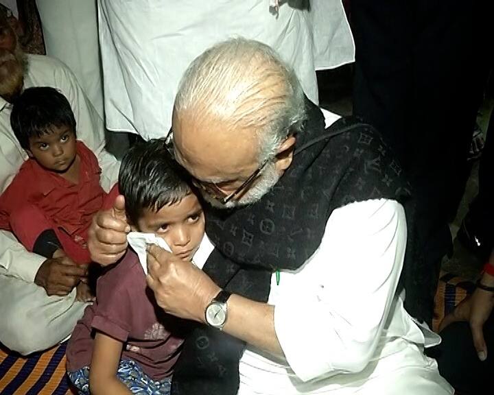 छगन भुजबळ यांनी भरत कराड यांच्या लहान मुलाला प्रेमाने जवळ घेतले.