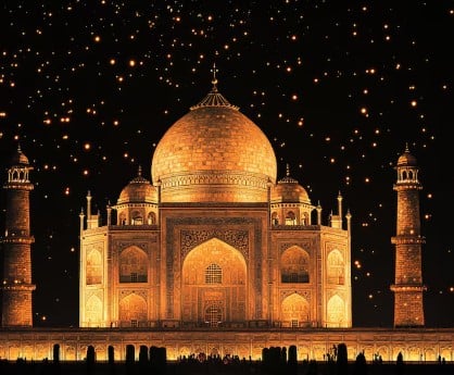 पास से नक्काशी का नजारा: रात की रोशनी में संगमरमर पर बनी नक्काशी और कीमती पत्थरों का reflection इसे और रहस्यमयी बना देता है.