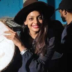 ब्लैक कोट और हैट लगाए मोनालिसा लगीं स्टाइलिश, कुंभ की वायरल गर्ल के लुक के दीवाने हुए लोग