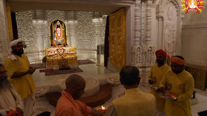 रामगुलाम, भूटान के प्रधानमंत्री के बाद दूसरे ऐसे राष्ट्राध्यक्ष हैं, जिन्होंने श्रीराम जन्मभूमि मंदिर में रामलला के दर्शन किए. प्रधानमंत्री रामगुलाम दोपहर करीब 12 बजे महर्षि वाल्मीकि अंतरराष्ट्रीय हवाई अड्डे पर पहुंचे.