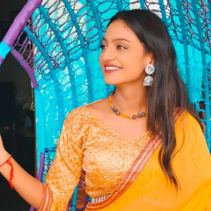 Even after changing her fortunes, Monalisa has not forgotten the real reason for her success. Monalisa, who became famous by selling garlands in Kumbh, is often seen wearing garlands with her outfits.