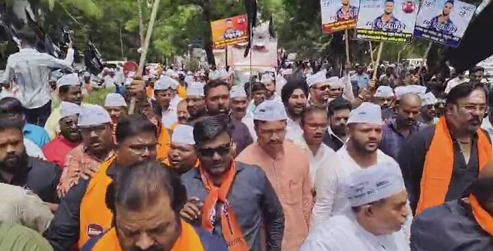 नाशिक जिल्हाधिकारी कार्यालयासमोर सांगता सभा घेत शिवसेना ठाकरे गट आणि मनसेच्या नेत्यांकडून सरकारवर जोरदार हल्लाबोल करण्यात आला.