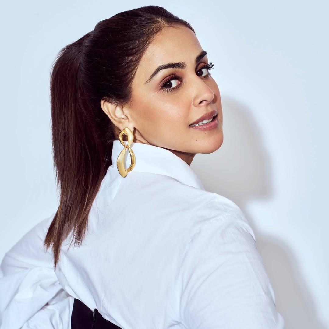 When Genelia was 15 years old, she got a chance to add a pen with Amitabh Bachchan. She was selected two days before the school exam for this ed film.