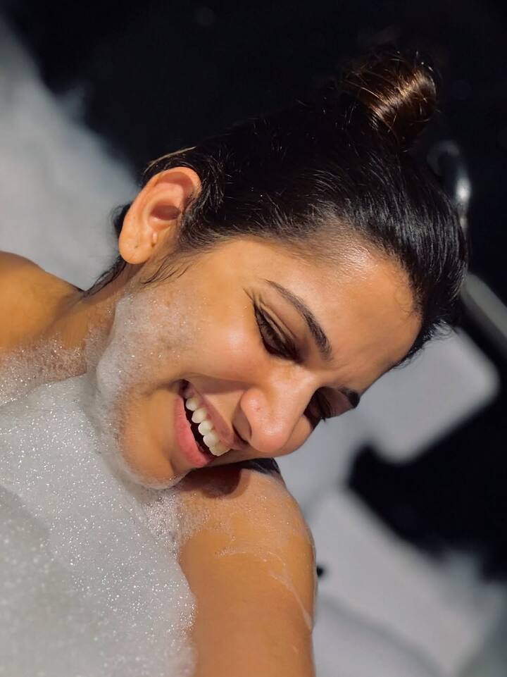 बिग बॉसनंतर जान्हवी सतत चाहत्यांशी जोडलेली राहण्यासाठी वेगवेगळे प्रयत्न करत आली आहे. याच काळात ती स्टार प्रवाहवरील ‘अबोली’ या मालिकेतून पुन्हा प्रेक्षकांसमोर आली होती.