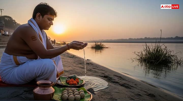 ऐसा कहा जाता है कि, पितृ पक्ष में हमारे पूर्वज गाय, कुत्ता, कौवा, चीटीं आदि के रूप में आकर अपने परिजनों द्वारा अर्पित किए भोजन को स्वीकार करते हैं. इसलिए पितरों के लिए तैयार किए गए भोजन को जीवों और ब्राह्मणों को अर्पित किया जाता है, जिसे पंचबलि श्राद्ध कर्म कहा जाता है.