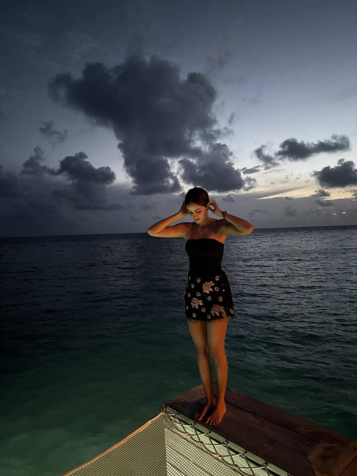 अनन्या पांडे ने वेकेशन की ये तस्वीरें अपने इंस्टाग्राम अकाउंट पर शेयर की हैं. जो अब तेजी से वायरल हो रही हैं.