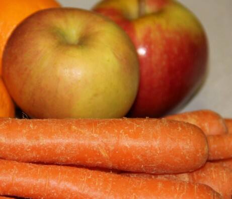 सेब और गाजर का सेवन: जैसे सेब और गाजर चबाने से दांतों पर जमी परत साफ होती है और दांत स्वाभाविक रूप से चमकते हैं.