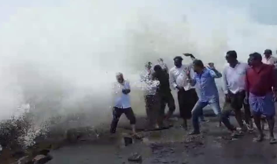 Kakinada News :ఉప్పాడలో రాకాసి అలల బీభత్సం, బీచ్ రోడ్డు ధ్వంసం; మాజీ ఎమ్మెల్యేకు తప్పిన ప్రమాదం!