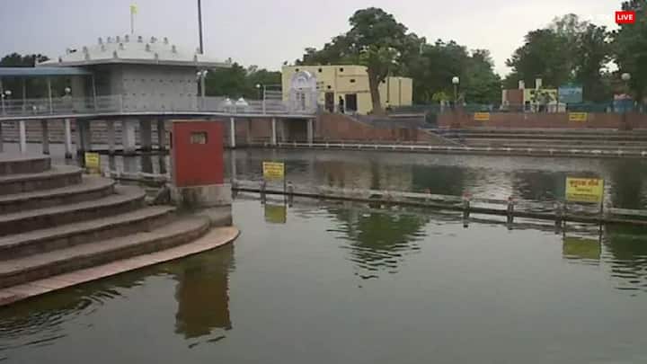 गरुण पुराण के काशी खंड में पिशाच मोचन कुंड का वर्णन है, जहां पितरों की आत्मा की शांति के लिए विशेष श्राद्ध और तर्पण किए जाते हैं पितृ पक्ष में कई लोग यहां अपने असंतुष्ट पितरों को मोक्ष दिलाने के उद्देश्य से आते हैं.