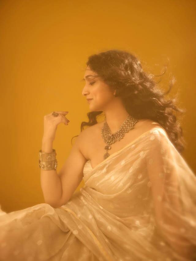 आता दशावतार या मराठी चित्रपटातून ती प्रेक्षकांच्या भेटीस आली आहे.