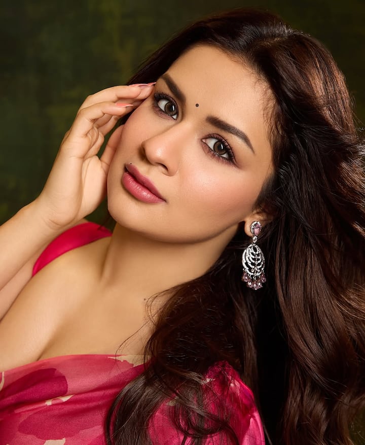 The small black bindi is putting four moons in the entire traditional look of Avneet on the forehead. In the hairstyle, he has kept open curly hair, which is going perfect with his entire outfit.