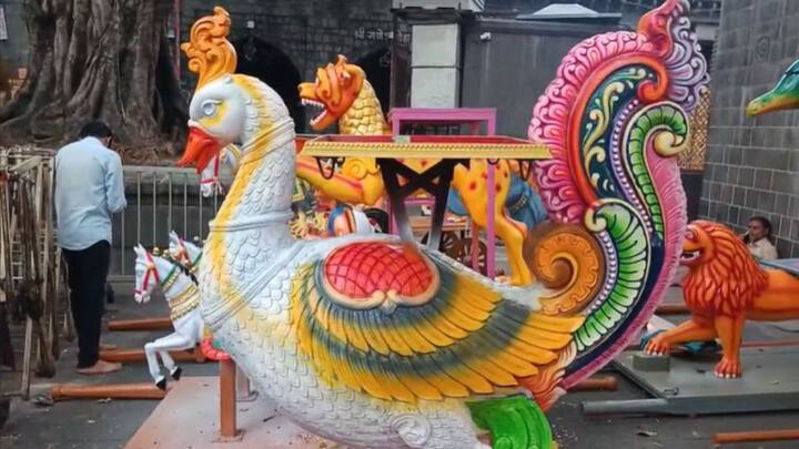 नवरात्र उत्सवात देवीचा छबिना मिरवणूकीसाठी निघणाऱ्या पालखी वाहनांची रंगरंगोटी अंतिम टप्प्यात आहे