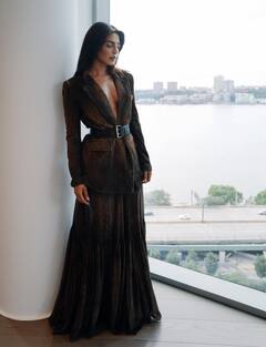 पति निक के प्यार में डूबीं प्रियंका चोपड़ा, ब्लेजर संग फ्रील स्कर्ट पहन दिखाया फैशन का जलवा