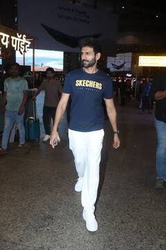 एयरपोर्ट पर दिखा कार्तिक आर्यन का स्वैग, पैपराजी को देख किया ऐसे स्माइल