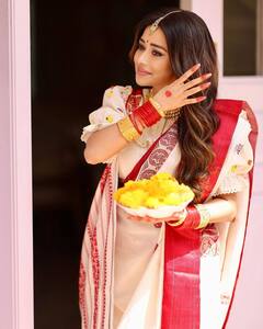 दुर्गा पूजा पर बंगाली स्टाइल साड़ी के लिए इन एक्ट्रेसेस से लें इंस्पिरेशन, हर कोई करेगा तारीफ