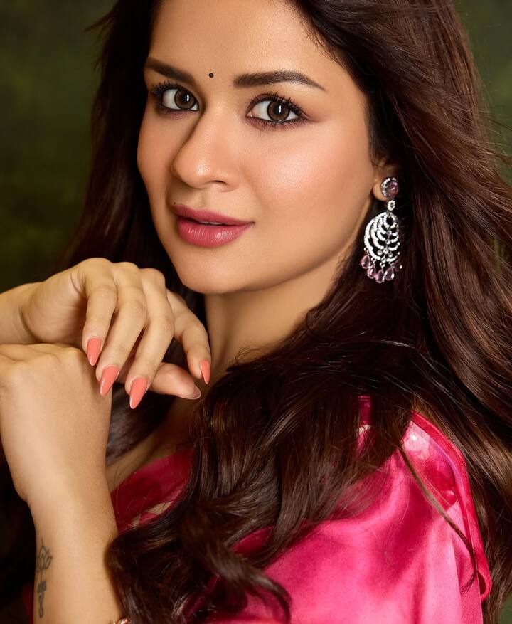 Earlier, Avneet had stepped into Bollywood with his debut film Tiku Weds Sheru, in which Nawazuddin Siddiqui was seen with him and which was made by Kangana Ranaut's production house. Apart from this, she also appeared in a romantic comedy film like Love Ki Orange Marriage. Through these films, Avneet has proved that she is not only a favorite star of TV but is also making her mark in films.