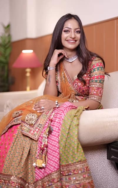 It is becoming difficult to recognize Monalisa in this multicolored lehenga. Be it her makeup or hairstyle, everything looks great on her.