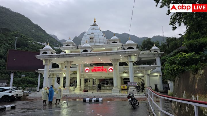 हालांकि यात्रा बंद है, लेकिन श्रद्धालु घर बैठे ही माता के दर्शन कर सकते हैं. मार्केट में वैष्णो देवी के मंदिर की तस्वीरें उपलब्ध हैं, जिनमें भक्तों की आस्था और मंदिर का भव्य दृश्य साफ दिखाई देता है. ये तस्वीरें भक्तों को आध्यात्मिक अनुभव का अहसास कराती हैं और उन्हें घर बैठे ही माता के दर्शन का सुख देती हैं.