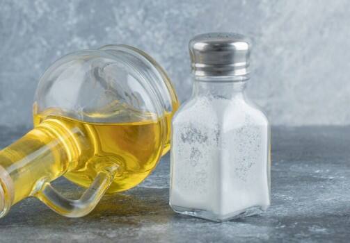 सरसों का तेल और नमक:सरसों के तेल में नमक मिलाकर दांतों की मालिश करें. यह पीलापन हटाने के साथ मसूड़ों को भी मजबूत बनाता है.