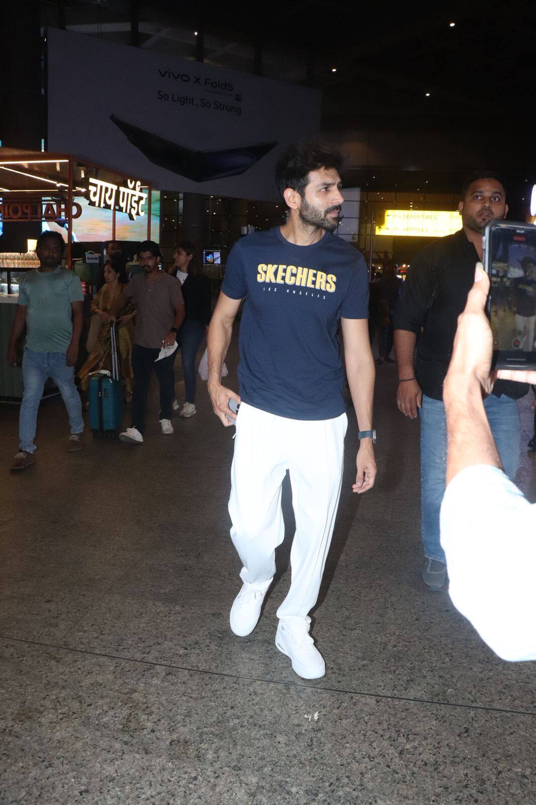 Talking about Karthik's look, he wore a white trouser and bean color shoes with a blue T-shirt.