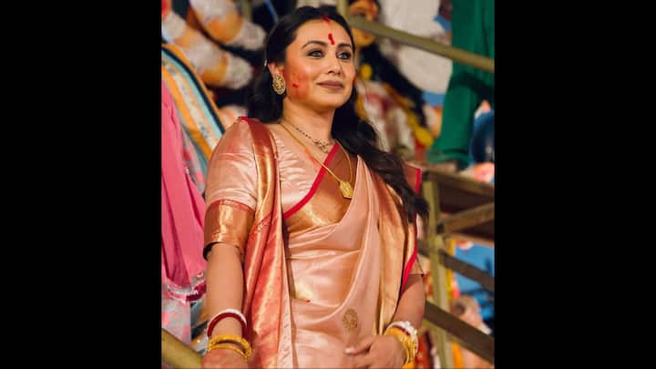 3. Rani Mukerji: Rani Mukerji is a true Bengali diva when it comes to festive dressing. Draped in a classic peach-toned silk saree with a golden zari border and red piping, Rani exuded sheer grace and tradition. She paired the saree with a matching blouse, keeping the look rooted in festive authenticity. Her accessories, including gold jhumkas, stacked bangles, and a dainty mangalsutra, spoke volumes about understated elegance. The actress struck the right balance between festive vibrance and timeless charm. (Image Source: Instagram/@northbombaydurgapuja)