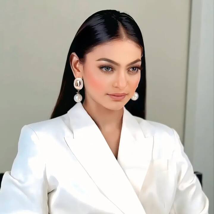 Monalisa's bossy avatar was seen wearing a white blazer and matching earrings. Her makeup and hairstyle have changed her entire look.