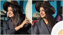 ब्लैक कोट और हैट लगाए मोनालिसा लगीं स्टाइलिश, कुंभ की वायरल गर्ल के लुक के दीवाने हुए लोग