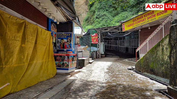 माता के दर्शन से जीवन में सकारात्मकता और मानसिक शांति आती है. घर बैठे ही इन तस्वीरों और वीडियो के माध्यम से आप माता के आशीर्वाद का अनुभव कर सकते हैं और अपनी आस्था को बनाए रख सकते हैं. भक्तों के लिए यह एक आध्यात्मिक संतोष और मानसिक सुकून का माध्यम बन जाता है.