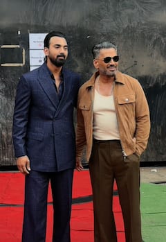 ससुर संग डैशिंग लुक में स्पॉट हुए केएल राहुल, यूजर्स बोले - ‘हैंडसम तो सुनील शेट्टी ही है..’