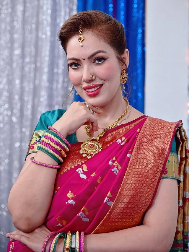 सोनेरी नक्षीसह पैठणी साडीमधला मुनमुन चा हा लुक चाहत्यांच्या मनावर छाप पाडतो.