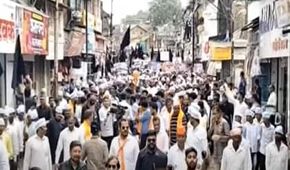 वाढती गुन्हेगारी, अमली पदार्थांची विक्री, टोळ्यांची दहशत, सोनसाखळी चोरीच्या घटना, आश्वासने देऊन शेतकऱ्यांकडे दुर्लक्ष, महानगरपालिकेतील भ्रष्टाचारी कारभार या प्रश्नांवरून महायुती सरकारच्या विरोधात हा मोर्चा काढण्यात आला.