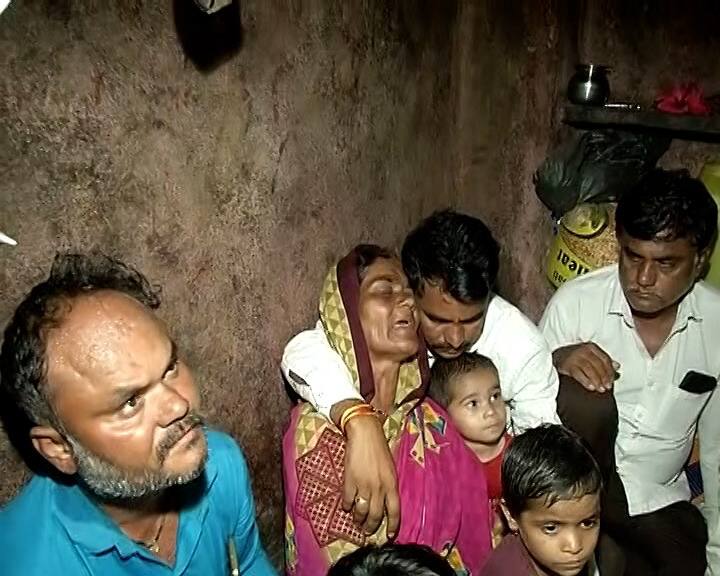 कराड कुटुंबियांनी अश्रूचा बांध फोडल्याने उपस्थित साऱ्याचे मन गहिवरून आल्याचे चित्र बघायला मिळाले आहे.