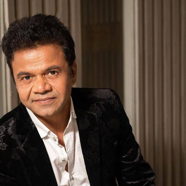 कॉमेडी के बेताज बादशाह राजपाल यादव का नाम भी इस लिस्ट में शुमार है. उन्होंने अपने जबरदस्त कॉमिक टाइमिंग और एक्टिंग स्किल्स से लोगों को काफी इंप्रेस किया है और आज भी ऑडियंस के एंटरटेनमेंट के लिए कोई कसर नहीं छोड़ते. एक्टर की हाइट 5 फीट 3 इंच है.