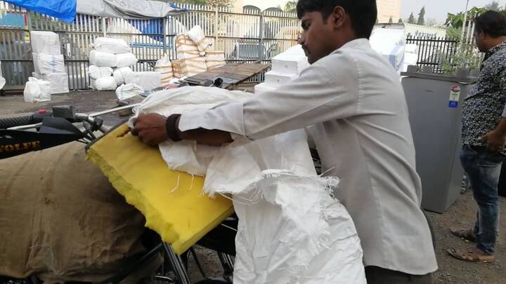 गंतव्य स्टेशन पर बाइक पहुंचने पर पार्सल ऑफिस में रसीद और पहचान पत्र दिखाकर बाइक रिसीव की जाती है. अधिकारियों द्वारा पैकिंग की जांच की जाती है और बाइक उसके मालिक को दे दी जाती है. बता जें इसके लिए आपको एक तय चार्ज चुकाना होता है.