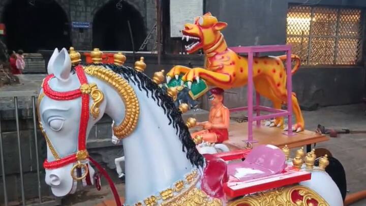 नवरात्र उत्सव कालावधीत देवीचा छबिना मिरवणूक वाघ ,सिंह, हत्ती घोडा, मोर, गरुड या वाहनांवर काढली जाते. त्याला रंगरंगोटी केली जात आहे