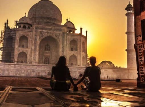 प्रेमियों की पसंदीदा जगह: रात के सन्नाटे में ताजमहल को देखने आए कपल्स के लिए यह जगह उनके रिश्ते की गहराई को और मजबूत कर देती है.