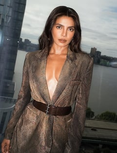 पति निक के प्यार में डूबीं प्रियंका चोपड़ा, ब्लेजर संग फ्रील स्कर्ट पहन दिखाया फैशन का जलवा