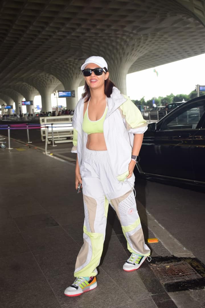 Actress Surveen Chawla was also seen at the airport. Where she appeared in a very stylish look.