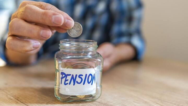 वहीं NPS की बात करें तो NPS में आप अपने निवेश पर कंट्रोल रखते हैं. आप तय कर सकते हैं कि कितना अमाउंट, कितने साल और किस तरह निवेश हो. लंबी अवधि में रिटर्न ज्यादा हो सकता है. लेकिन मार्केट के हिसाब से बदलता रहता है.