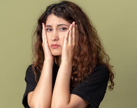 बार-बार फेस को छूना: चेहरे को बार-बार छूने से हाथों की गंदगी और बैक्टीरिया स्किन पर पहुंच जाते हैं, जिससे पिंपल्स और इन्फेक्शन हो सकते हैं. कोशिश करें कि चेहरा सिर्फ साफ हाथों से ही छुएं.
