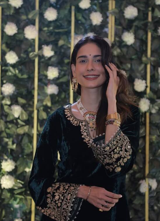 He showed the power of his performance by playing Prachi in the holy fate. Apart from this, Aneri was also seen in TV shows like changing relationships like 2, Anupama and Teri Meri Doriyan.