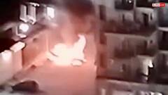 ग्रेटर नोएडा की सोसाइटी में पार्किंग के पास खड़ी कार में लगी आग, जलकर हुई खाक