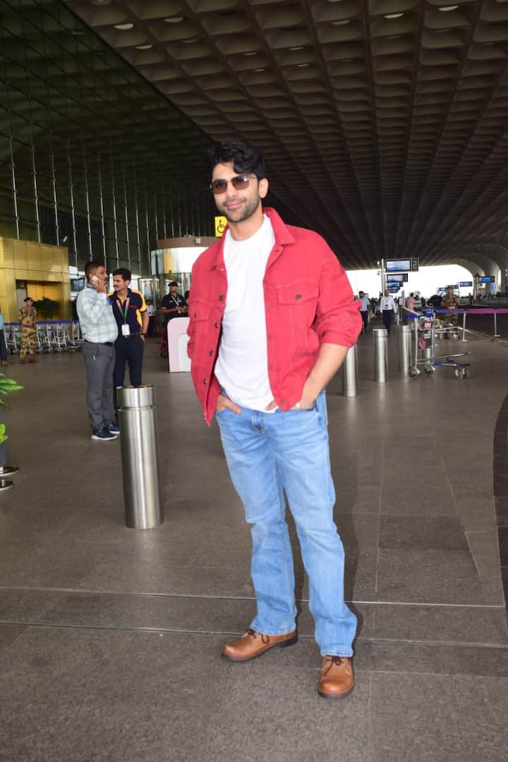 This airport look of Taha Shah Badusha is quite cool and casual. He is wearing a red jacket with a white T-shirt, which he has matched with light blue denim jeans and brown leather shoes. Black sunglasses are giving this look more stylish touch.