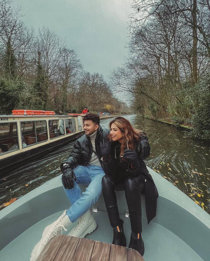 इसी बीच, सोशल मीडिया इन्फ्लुएंसर नगमा का नाम भी इस पूरे मामले में सामने आया. खबरों के मुताबिक, आवेज़ नगमा से भी मिलते-जुलते रहे, जिससे फैंस के बीच कन्फ्यूज़न और बढ़ गया.