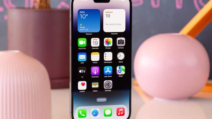 iPhone 14 चा बेस मॅाडल 128GB आणि ब्लू, मिडनाइट, पर्पल, स्टारलाइट और (PRODUCT) RED या रंगात उपलब्ध आहे, इतक्या कमी किंमतीत iPhone ची विक्री पहिल्यांदाच होत असल्या कारणाने ही बातमी युवक आणि टेक प्रेमींसाठी आनंददायी आहे.