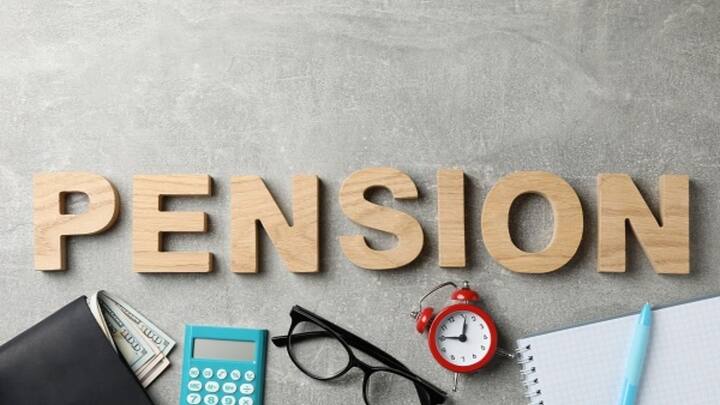 भारत में दो पेंशन ऑप्शन है. जिनमें एक है UPS यानी यूनिवर्सल पेंशन स्कीम यह उन लोगों के लिए है जो रिटायरमेंट के बाद मंथली पेंशन चाहते हैं. इसमें आप जो रकम जमा करेंगे. उसके आधार पर हर महीने तय पेंशन मिलती है. यह योजना लंबे समय तक सुरक्षा और स्थिर आय देती है.