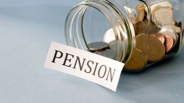 अब अगर आप रिटायरमेंट में हर महीने एक तय रकम चाहते हैं. तो फिर UPS आपके लिए सही है. वहीं आप थोड़े रिस्क के साथ लंबी अवधि में ज्यादा कमाई चाहते हैं. तो NPS बेहतर है. अपनी जरूरत के हिसाब से आप जो चाहें सिलेक्ट कर सकते हैं.