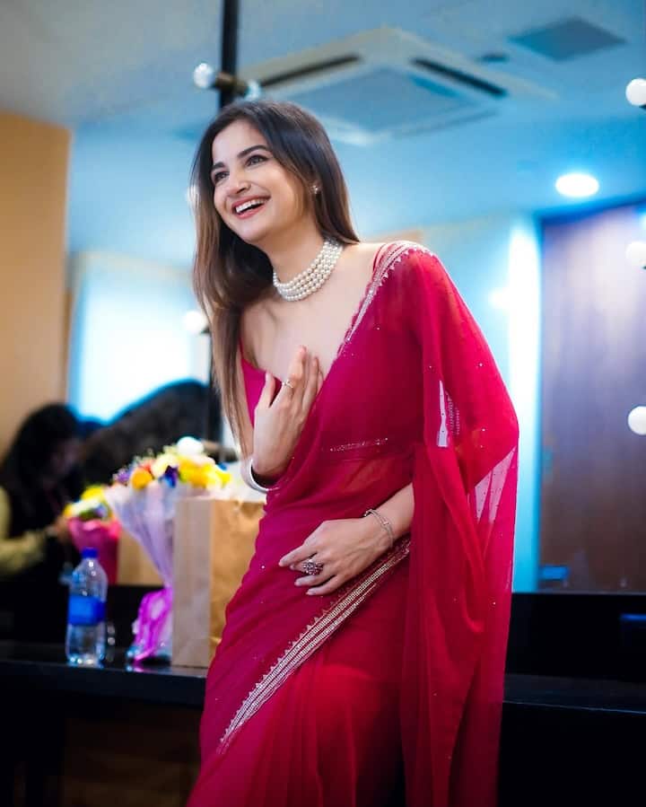 एक्ट्रेस और मॉडल सुभी जोशी ने हाल ही में दावा किया कि वे और आवेज़ काफी लंबे समय से एक-दूसरे को जानते थे और पिछले साल अगस्त से दिसंबर तक उनकी नज़दीकियां बढ़ गई थीं.